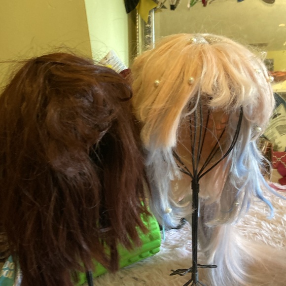 19 assorted wigs!!! Scroll to see all of them - Picture 10 of 13